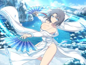 1girl blue_eyes bow breasts cleavage cryokinesis day fighting_stance grey_hair hair_bow hand_fan holding holding_fan japanese_clothes kimono large_breasts looking_at_viewer mountainous_horizon no_panties non-web_source official_art ribbon-trimmed_kimono ribbon_trim river senran_kagura senran_kagura_new_link serious snow snowing striped_bow sunlight white_bow white_kimono yumi_(senran_kagura)
