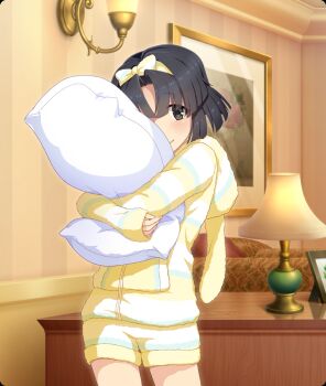 1girl bed black_eyes black_hair blush closed_mouth cowboy_shot desk desk_lamp game_cg hairband hood hooded_pajamas hotel_room hugging_object indoors lamp long_sleeves looking_at_viewer musumi_kiyoka official_art one_eye_covered pajamas parted_bangs picture_frame pillow pillow_hug polka_dot_hairband rabbit_pajamas shorts sleeves_past_wrists smile solo striped_clothes striped_pajamas striped_shorts third-party_source toji_no_miko toji_no_miko:_kizamishi_issen_no_tomoshibi traditional_desk_lamp wall_lamp wallpaper_(object) yellow_hairband yellow_pajamas yellow_shorts