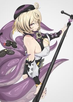 1girl absurdres ahoge artist_name beret black_hair black_hat black_shorts blonde_hair breasts cleavage commentary detached_sleeves from_above grey_background hat high-waist_shorts highres holding large_breasts looking_at_viewer looking_up medium_hair multicolored_hair purple_eyes shirt shorts simple_background smile solo soutou_nagi streaked_hair tentacle_girl tentacles two-tone_hair white_shirt yidhari_murphy zenless_zone_zero