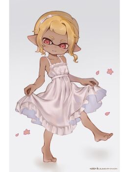 1girl barefoot blonde_hair clothes_lift collarbone commentary_request dark-skinned_female dark_skin dress dress_lift feet grey_background hairband highres inkling inkling_girl inkling_player_character kueoaa nintendo pillarboxed red_eyes solo splatoon_(series) standing standing_on_one_leg toes white_dress white_hairband