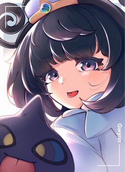 1girl black_hair bob_cut character_name coat commentary_request gen_3_pokemon gwynn_(pokemon) hat highres lila_0219 looking_at_viewer looking_back mega_stone nintendo pokemon pokemon_(creature) pokemon_legends:_z-a purple_eyes short_hair shuppet tongue tongue_out upper_body white_background white_coat