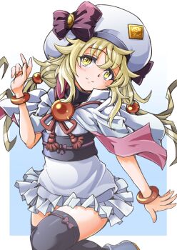 1girl b_dome bangle black_thighhighs blonde_hair bow bow_legwear bracelet capelet closed_mouth commentary_request hat hat_bow highres hikari_(shinrabanshou) jewelry long_hair low_twintails purple_bow shinrabanshou shirt shoes skirt solo thighhighs twintails white_capelet white_hat white_shirt white_shoes white_skirt yellow_eyes