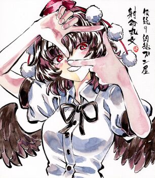 1girl black_hair black_wings commentary_request feathered_wings hat highres kabaji looking_at_viewer one-hour_drawing_challenge pom_pom_(clothes) puffy_short_sleeves puffy_sleeves red_eyes shameimaru_aya shirt short_hair short_sleeves simple_background smile solo tengu tokin_hat touhou traditional_media translation_request upper_body white_background white_shirt wings