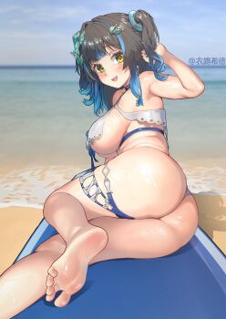 1girl absurdres bare_arms bare_legs bare_shoulders barefoot beach bikini black_hair blue_hair breasts feet gradient_hair highres large_breasts looking_at_viewer looking_back multicolored_hair ocean sand short_hair sideboob siris_(snowbreak) snowbreak:_containment_zone soles swimsuit yellow_eyes yitian9484