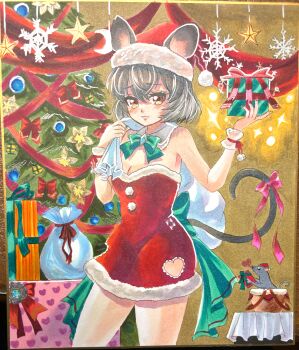 1girl :3 absurdres alternate_costume animal animal_ears back_bow bow bowtie breasts christmas christmas_ornaments christmas_tree cleavage closed_mouth clothed_animal clothing_cutout commentary_request detached_collar dress fur-trimmed_dress fur-trimmed_headwear fur_trim green_bow green_bowtie grey_hair hat heart heart_cutout highres holding holding_sack looking_at_viewer mitsu~ mouse_(animal) mouse_ears mouse_girl mouse_tail nazrin pink_bow pom_pom_(clothes) red_dress red_hat sack santa_costume santa_dress santa_hat small_breasts smile solo star_(symbol) strapless strapless_dress tail tail_bow tail_ornament touhou traditional_media wrist_cuffs yellow_eyes