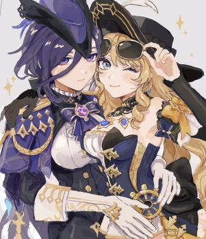 2girls black_hat blonde_hair blue_eyes clorinde_(genshin_impact) closed_mouth eyewear_on_head genshin_impact gloves grey_background hat highres hug l0veburst looking_at_viewer multiple_girls navia_(genshin_impact) one_eye_closed purple_eyes purple_hair simple_background smile sunglasses upper_body white_gloves