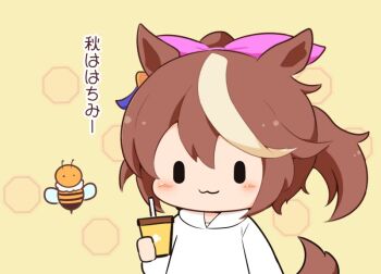 1girl :3 animal_ears bee blush brown_hair bug chibi chibi_only closed_mouth commentary_request cup double-parted_bangs gomashio_(goma_feet) hair_ribbon holding holding_cup hood hood_down hoodie horse_ears horse_girl horse_tail insect long_sleeves multicolored_hair pink_ribbon ribbon short_hair smile solo tail tokai_teio_(umamusume) translation_request two-tone_hair umamusume upper_body white_hair white_hoodie yellow_background |_|