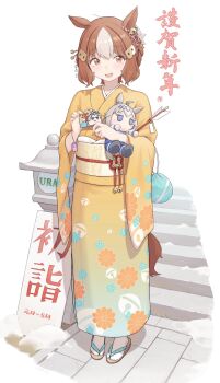 1girl alternate_costume alternate_hairstyle animal_ears bell belno_light_(umamusume) blush brown_hair brown_tail character_doll cloba commentary_request doll floral_print floral_print_kimono full_body hair_bell hair_between_eyes hair_ornament happy_new_year highres horse_ears horse_girl horse_tail hugging_doll hugging_object japanese_clothes jingle_bell kimono kouhaku_nawa looking_at_viewer new_year obi oguri_cap_(umamusume) open_mouth print_kimono rope sandals sash shimenawa short_hair simple_background smile standing tail translation_request umamusume umamusume:_cinderella_gray white_background yellow_kimono yellow_sash