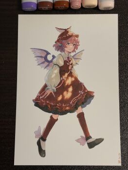 1girl animal_ear_piercing art_tools_in_frame bird_earrings bird_wings black_shoes brown_dress brown_hat brown_socks closed_mouth collared_shirt commentary_request dress fingernails full_body hat highres kneehighs long_sleeves marker marker_(medium) mob_cap mystia_lorelei pinafore_dress pink_hair puffy_long_sleeves puffy_sleeves sharp_fingernails shiratama_(hockey) shirt shoes signature sleeveless sleeveless_dress smile socks solo touhou traditional_media white_background white_shirt winged_shoes wings