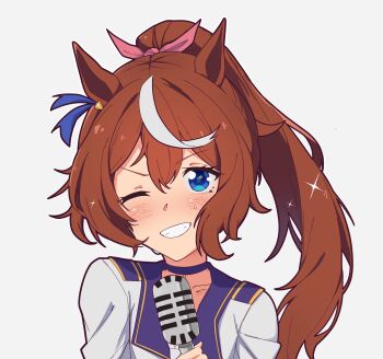 1girl absurdres animal_ears blue_eyes blush bow brown_hair choker commentary_request ear_bow grin hair_between_eyes highres holding holding_microphone holding_microphone_stand horse_ears horse_girl jacket long_hair looking_at_viewer microphone microphone_stand multicolored_hair official_alternate_costume one_eye_closed open_mouth ponytail purple_choker simple_background smile snow_hawkeye solo starting_future_(umamusume) streaked_hair sweat teeth tokai_teio_(umamusume) two-tone_hair umamusume upper_body white_background white_hair white_jacket