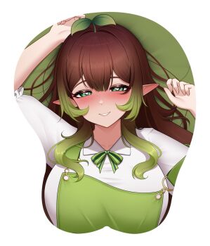1girl arms_up blush bow breasts brown_hair commentary commission double-parted_bangs drey525 english_commentary freckles gradient_hair green_bow green_eyes green_overalls hair_between_eyes heart heart-shaped_pupils highres indie_virtual_youtuber large_breasts long_hair looking_at_viewer mousepad_(medium) multicolored_hair overalls parted_lips plant_on_head pointy_ears puffy_short_sleeves puffy_sleeves seductive_smile shirt short_sleeves simple_background smile solo symbol-shaped_pupils virtual_youtuber whinypotato white_background white_shirt