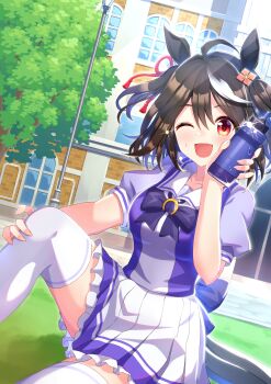 1girl absurdres ahoge animal_ears black_hair blue_bow blue_bowtie blush bob_cut bottle bow bowtie breasts building commentary_request frilled_skirt frills grass hair_between_eyes hair_ornament hair_ribbon hand_on_own_knee highres holding holding_bottle horse_ears horse_girl horse_tail kitasan_black_(umamusume) knee_up lamppost md5_mismatch medium_breasts mix_star multicolored_hair on_ground one_eye_closed open_mouth outdoors pleated_skirt puffy_short_sleeves puffy_sleeves purple_shirt red_eyes red_ribbon resolution_mismatch ribbon sailor_collar school_uniform shirt short_sleeves sitting skirt smile solo source_larger sparkle streaked_hair tail thighhighs tracen_school_uniform two_side_up umamusume water_bottle white_hair white_sailor_collar white_skirt white_thighhighs