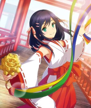 1girl architecture bell black_hair blue_ribbon closed_mouth detached_sleeves dutch_angle east_asian_architecture feet_out_of_frame game_cg green_eyes green_ribbon hair_ornament hairclip hakama japanese_clothes jingle_bell kagura_suzu kimono lens_flare long_hair looking_at_viewer nontraditional_miko official_art orange_ribbon pink_ribbon plaid_ribbon red_hakama ribbon sidelocks sleeveless sleeveless_kimono smile solo sparkle subara_rika third-party_source toji_no_miko toji_no_miko:_kizamishi_issen_no_tomoshibi white_kimono white_sleeves yellow_ribbon