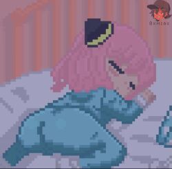 ... 1boy 1girl animated anus anya_(spy_x_family) artist_logo artist_name ass bed bed_sheet bedroom cleft_of_venus closed_eyes closed_mouth cone_hair_bun dialogue_box english_text hair_bun indoors logo loli long_sleeves lying on_bed on_stomach pajamas pixel_art pussy sleeping solo_focus spy_x_family twilight_(spy_x_family) twitter_username video xmias zzz