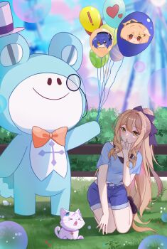 >_< 1girl 1other absurdres arkria_hroptr balloon benghuai_xueyuan blonde_hair blue_shirt blue_shorts blue_sky blurry blurry_background bow bubble casual cat chinese_commentary commentary_request ferris_wheel full_body grass hair_bow highres holding holding_balloon honkai_(series) karin_mered lalala_(miyoushe) laniaitte_gordius_de_eumenes looking_at_viewer mascot monocle open_mouth orange_bow outdoors purple_bow shirt shorts sky yellow_eyes