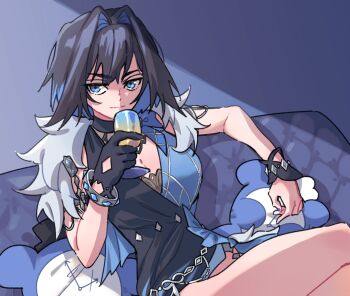 1girl alternate_costume anco_(platanity) bare_arms bare_legs black_gloves black_hair blue_eyes blue_hair bracelet breasts colored_inner_hair commentary commission cosplay couch crossed_legs cup drinking_glass english_commentary genshin_impact gloves hair_intakes highres holding holding_cup hololive hololive_english jewelry kronie_(ouro_kronii) large_breasts light_smile looking_at_viewer multicolored_hair on_couch ouro_kronii short_hair single_glove sitting solo two-tone_hair virtual_youtuber yelan_(genshin_impact) yelan_(genshin_impact)_(cosplay) yelan_(tranquil_banquet)_(genshin_impact)