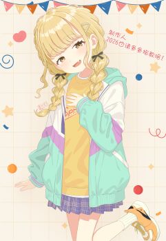 1girl 2026 absurdres black_ribbon blonde_hair blue_skirt blush braid bunting commentary_request dated fang fujita_kotone grid_background hair_ribbon hand_on_own_chest head_tilt heart highres hood hooded_jacket idolmaster jacket long_hair looking_at_viewer multicolored_jacket plaid_clothes plaid_skirt pleated_skirt ribbon rottensprite shirt shoes signature skin_fang skirt smile socks solo standing standing_on_one_leg translation_request twin_braids white_socks yellow_eyes yellow_shirt yellow_shoes