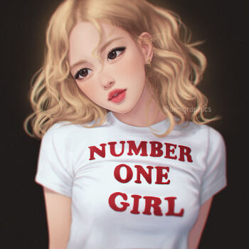 1girl blackpink blonde_hair breasts brown_eyes dark_background earrings head_tilt highres jewelry k-pop lips long_hair looking_at_viewer looking_to_the_side medium_breasts print_shirt rose_(blackpink) shirt simple_background solo umigraphics upper_body white_shirt