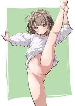 1girl border bottomless brown_hair cleft_of_venus expressionless green_background highres hogihogi3ta medium_hair original pussy shirt solo split standing standing_on_one_leg standing_split white_border white_shirt yellow_eyes