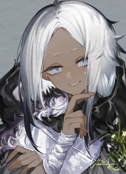 1girl arknights bird_girl blue_eyes commentary dark-skinned_female dark_skin deep.au feather_hair grey_background grin highres inam_(arknights) long_hair looking_at_viewer simple_background smile solo symbol-only_commentary white_hair wrist_wrap