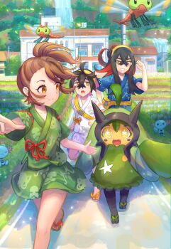 1boy 2girls black_hair blue_shirt brown_eyes brown_hair building carmine_(pokemon) closed_mouth commentary_request crossed_bangs day eyelashes fanny_pack gen_2_pokemon green_shirt green_shorts hair_between_eyes hairband juliana_(pokemon) kieran_(pokemon) kutsunohito long_hair multiple_girls nintendo ogerpon outdoors path pointing pokemon pokemon_(creature) pokemon_sv road running sandals shirt short_sleeves shorts smile standing wooper yanma yellow_bag yellow_hairband zipper_pull_tab