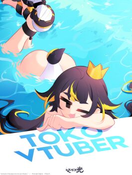1girl :3 :d absurdres alternate_costume artist_logo artist_name ass black_hair black_tail blonde_hair blush character_name credits crown feet_up footwear_request highres indie_virtual_youtuber logo long_hair low_twintails mini_crown multicolored_hair multicolored_tail one-piece_swimsuit one_eye_closed open_mouth partially_submerged penguin_girl penguin_tail pool poolside smile smug solid_eyes square_eyes streaked_hair swimsuit tail toko_(vtuber) twintails twitter_username virtual_youtuber water white_one-piece_swimsuit yellow_tail zahir_zb7