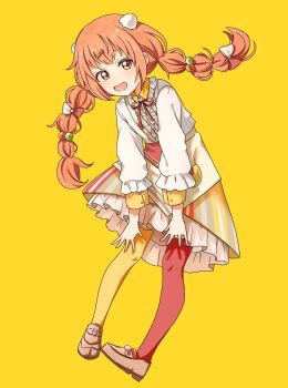 1girl apron asymmetrical_legwear blush braid brown_apron brown_shoes brown_skirt center_frills collared_dress dress egg_hair_ornament floating_hair food-themed_hair_ornament fork_hair_ornament frilled_dress frills full_body hair_ornament hairclip highres kirara_tamako kirara_tamako_(1st_costume) layered_sleeves leaning_forward loafers long_hair long_sleeves looking_at_viewer low_twin_braids mismatched_legwear neck_ribbon nijisanji object_in_pocket open_mouth orange_eyes orange_hair pantyhose pocket red_pantyhose red_ribbon ribbon sakumoch_24 shoes simple_background skirt smile solo standing striped_clothes striped_skirt twin_braids two-tone_pantyhose vertical-striped_clothes vertical-striped_skirt virtual_youtuber white_dress yellow_background yellow_pantyhose