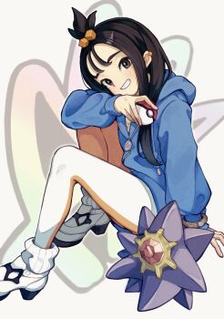 1girl arm_support black_hair blue_hoodie bracelet commentary_request cube_hair_ornament earclip gen_1_pokemon grin hair_ornament hand_up highres holding holding_poke_ball hood hood_down hoodie jewelry leggings lida_(pokemon) long_hair long_sleeves nintendo poke_ball poke_ball_(basic) pokemon pokemon_(creature) pokemon_legends:_z-a ribbed_socks shoes sitting smile socks starmie teeth topknot white_leggings white_shoes white_socks yuri_yone zipper_pull_tab