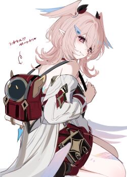 1girl absurdres backless_outfit backpack bag bare_shoulders blue_wings commentary_request detached_sleeves genshin_impact hair_between_eyes hair_ornament hairclip head_wings heart heart-shaped_pupils highres holding_strap linnea_(genshin_impact) long_hair long_sleeves looking_at_viewer looking_back magnet_8_8 pink_eyes pink_hair pink_wings pointy_ears red_bag simple_background sitting smile solo symbol-shaped_pupils translation_request two-tone_wings wariza white_background wings