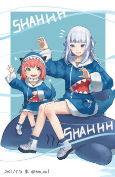 Rule 34 | 2girls, absurdres, ahoge, anya (spy x family), blue eyes, blue hoodie, claw pose, cosplay, full body, gawr gura, gawr gura (1st costume), gawr gura (cosplay), green eyes, height difference, highres, hololive, hololive english, hood, hoodie, looking at viewer, multiple girls, pink hair, shark, sharp teeth, sitting, spy x family, teeth, virtual youtuber, vorlke (nea vorl), white hair