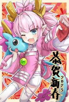 1girl 2025 ;d absurdres banknote blue_eyes chinese_new_year commentary_request dragon_girl dragon_horns dragon_tail eliza_the_nine-tattooed_dragon_(fate) fate/grand_order fate_(series) highres holding hongbao horns long_hair long_sleeves looking_at_viewer money one_eye_closed open_mouth pink_hair pointy_ears shi_jin_(fate) smile solo tail thighhighs translation_request tuanjiang_w white_thighhighs