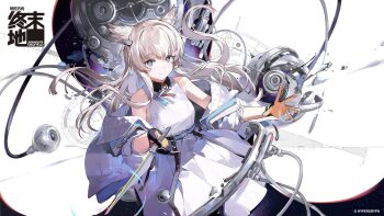 1girl arknights arknights:_endfield black_gloves blonde_hair blue_eyes breasts chromatic_aberration commentary_request copyright_notice cowboy_shot dress feather_hair gloves highres holding holding_weapon ierotak jacket long_hair looking_at_viewer medium_breasts official_art perlica_(arknights) quilted_jacket simple_background sleeveless sleeveless_dress smile solo two-sided_gloves weapon white_background white_dress white_jacket yellow_gloves