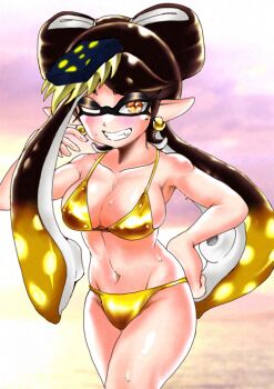 1girl beach beach_background bikini blush breasts callie_(alterna)_(splatoon) callie_(splatoon) cleavage gold_bikini hair_ornament highres inkling large_breasts long_hair looking_at_viewer mazuo917 mole mole_under_eye multicolored_hair navel nintendo one_eye_closed pointy_ears solo solo_focus splatoon_(series) splatoon_3 splatoon_3:_return_of_the_mammalians sweat swimsuit tentacle_hair two-tone_hair wink