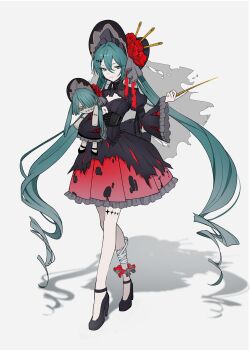 1girl absurdres anklet black_dress black_hat black_shoes blue_eyes blue_hair character_doll commentary_request doll double-parted_bangs dress flower frilled_dress frilled_hairband frills full_body grey_background hair_between_eyes hair_intakes hairband haruwo hat hat_flower hatsune_miku high_heels highres holding holding_doll jewelry long_hair red_dress red_flower rose shadow shoes sidelocks simple_background smile solo standing thigh_strap twintails two-tone_dress very_long_hair vocaloid
