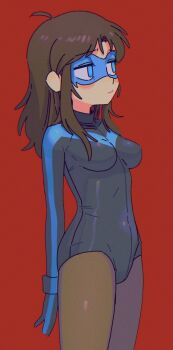 1girl batman batman_(series) black_leotard black_pantyhose blue_eyes breasts brown_hair closed_mouth dc_comics dick_grayson genderswap genderswap_(mtf) highres kojirou_(mesurf1) leotard medium_breasts nightwing pantyhose red_background simple_background solo