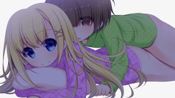 1boy 1girl aoi_aruma blonde_hair blue_eyes bottomless boy_on_top brown_eyes brown_hair claudia_nimbus_(jissai_no_tokoro) from_side game_cg green_pajamas grey_background hair_between_eyes hair_ornament hair_over_eyes hairclip hugging_object jissai_no_tokoro large_variant_set long_bangs long_hair long_sleeves looking_back lying lying_on_person on_stomach pajamas parted_lips pillow pillow_hug pink_pajamas polka_dot polka_dot_shirt shirt short_hair sidelocks simple_background smile tareme third-party_source variant_set very_long_hair x_hair_ornament yorino_shizuru_(jissai_no_tokoro)