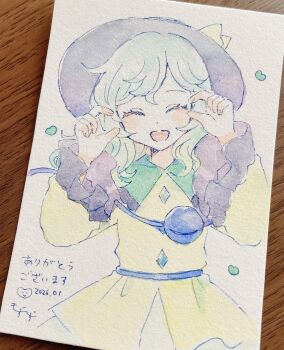 1girl blush closed_eyes collared_shirt commentary_request dated eyeball facing_viewer frilled_shirt_collar frilled_sleeves frills green_hair hat hat_ribbon highres komeiji_koishi long_sleeves mozukuzu_(manukedori) open_mouth photo_(medium) ribbon shirt smile solo third_eye touhou traditional_media translation_request wide_sleeves yellow_ribbon yellow_shirt