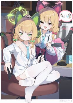 &gt;_&lt; 2girls absurdres animal_ear_headphones animal_ears blonde_hair blue_archive blue_necktie bow cat_ear_headphones cat_ears commentary doodle_sensei_(blue_archive) fake_animal_ears flat_chest green_eyes halo headphones highres loli midori_(blue_archive) momoi_(blue_archive) multiple_girls necktie sensei_(blue_archive) shirt siblings sisters symbol-only_commentary tail thighhighs twins white_shirt yangge