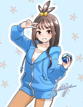 1girl absurdres arm_up blue_hoodie brown_eyes brown_hair choker collarbone commentary_request cowboy_shot cube_hair_ornament dive_ball eyelashes furaggu_(frag_0416) grin hair_ornament happy highres holding holding_poke_ball hood hood_down hoodie leggings lida_(pokemon) long_hair long_sleeves looking_at_viewer nintendo poke_ball pokemon pokemon_legends:_z-a print_shirt shirt signature smile solo tassel teeth topknot v white_choker white_shirt