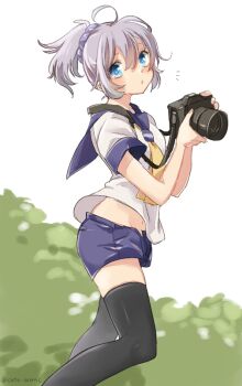 1girl ahoge aoba_(kancolle) black_thighhighs blue_eyes blue_sailor_collar blue_shorts blush camera commentary_request double-parted_bangs feet_out_of_frame grey_hair hair_between_eyes hair_ornament hair_scrunchie holding holding_camera kantai_collection looking_at_viewer midriff motohara_moka navel neckerchief open_mouth outdoors plant ponytail sailor_collar scrunchie shirt short_shorts short_sleeves shorts sidelocks skindentation solo thighhighs turning_head twitter_username white_background white_shirt yellow_neckerchief