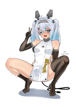 1girl absurdres android artificial_eye asymmetrical_legwear bare_shoulders black_gloves black_thighhighs blue_eyes breasts elbow_gloves eyepatch fang full_body girls'_frontline girls'_frontline_2:_exilium gloves highres mechanical_eye medium_breasts medium_hair mismatched_legwear mk_xlviii mo_(girls'_frontline_2) multicolored_hair open_mouth skin_fang skindentation smile solo squatting streaked_hair tabard thighhighs tiptoes twintails white_hair white_tabard