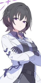 1girl arms_under_breasts black_gloves black_hair blue_archive braid breasts closed_mouth coat commentary crossed_arms dress_over_shirt gloves grey_shirt halo highres looking_at_viewer medium_breasts memoi necktie purple_eyes purple_halo purple_necktie shirt short_braid short_hair simple_background solo subaru_(blue_archive) white_background white_coat