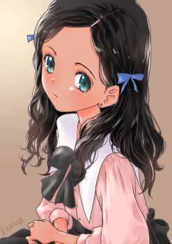 1girl absurdres aonuma_neiru artist_name black_bow black_hair blue_eyes bow brown_background dark-skinned_female dark_skin earrings gradient_background hair_ornament hairclip highres jewelry kasuga_rurito long_hair looking_at_viewer pink_shirt puffy_sleeves shirt simple_background solo stud_earrings upper_body wonder_egg_priority