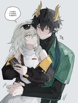 00rml absurdres arms_around_waist bare_shoulders black_hair black_jacket black_shirt cellphone couple dan_heng_(honkai:_star_rail) dan_heng_(permansor_terrae)_(honkai:_star_rail) dragon_boy dragon_horns dress earclip eyeliner eyewear_on_head facing_viewer green_eyes green_shirt grey_background grey_hair hair_ornament hair_over_shoulder hairclip hashtag-only_commentary hetero highres holding holding_phone honkai:_star_rail honkai_(series) horns hug hug_from_behind jacket long_hair looking_at_another looking_back makeup off_shoulder official_alternate_costume phone pointy_ears ponytail red_eyeliner shirt simple_background sleeveless sleeveless_dress smartphone speech_bubble stelle_(honkai:_star_rail) stelle_(world_tour_2023)_(honkai:_star_rail) sunglasses thought_bubble trailblazer_(honkai:_star_rail) translation_request upper_body white_dress yellow_eyes yellow_horns