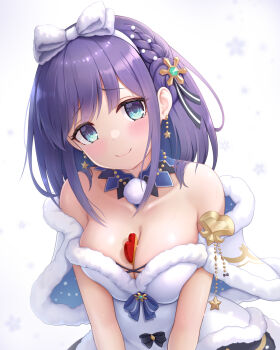 1girl between_breasts blush bow breasts cementite cleavage closed_mouth commentary_request dress hair_bow hairband highres large_breasts leaning_forward misora_(christmas)_(princess_connect!) misora_(princess_connect!) princess_connect! smile solo strapless strapless_dress upper_body white_background white_bow white_hairband