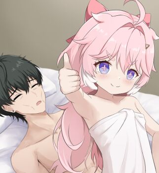 +_+ aftersex ahoge arm_up bare_arms bare_shoulders black_hair blush bow brown_background closed_eyes closed_mouth collarbone cross-shaped_pupils dot_nose earrings encore_(wuthering_waves) flat_chest guy_tired_after_sex_(meme) hair_between_eyes hair_bow hair_intakes hair_ornament hairclip hand_on_own_hip head_on_pillow hetero highres jewelry light_blush loli long_hair looking_at_viewer low_twintails lying male_rover_(wuthering_waves) meme multicolored_hair naked_towel on_back on_bed open_mouth pillow pink_bow pink_hair pink_pupils purple_eyes raised_inner_eyebrows rover_(wuthering_waves) short_eyebrows short_hair simple_background smile split_mouth standing symbol-shaped_pupils thumbs_up towel triangle_hair_ornament twintails upper_body v-shaped_eyebrows very_long_hair watarurikka wuthering_waves