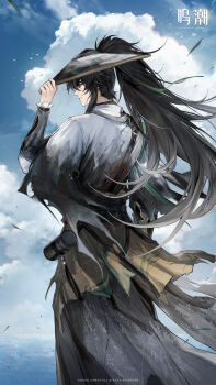 1boy absurdres arm_armor black_hair blue_sky cloak closed_mouth cloud colored_tips copyright_notice day hand_up highres logo long_hair male_focus multicolored_hair ocean official_art outdoors ponytail qiuyuan_(wuthering_waves) sky solo white_cloak wuthering_waves