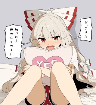 1girl alternate_costume blush bow commentary_request fujiwara_no_mokou grey_hair hair_bow highres kapuri_(capuriwa) long_hair looking_at_viewer lower_teeth_only multiple_hair_bows open_mouth red_eyes red_shorts shadow shirt short_sleeves shorts sitting solo speech_bubble teeth touhou translation_request very_long_hair white_shirt yes-no_pillow
