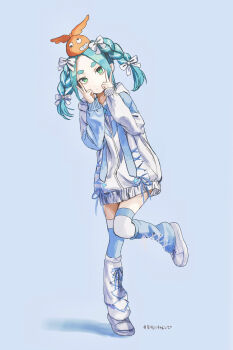 1girl absurdres aqua_hair asymmetrical_legwear blue_background blue_boots blue_thighhighs boots bow braid commentary_request double_v googly_eyes green_eyes hair_bow hat highres inui_(tjb_e0) long_sleeves looking_at_viewer mismatched_legwear monogatari_(series) monogatari_series_shibuya109_collaboration ononoki_yotsugi orange_hat simple_background solo standing standing_on_one_leg thighhighs twin_braids v white_boots white_bow white_thighhighs