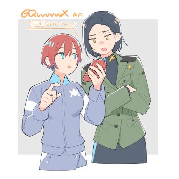 2girls amate_yuzuriha black_hair buttons commentary_request comoli_harcourt crossed_arms gquuuuuux green_jacket gundam gundam_gquuuuuux highres holding holding_phone jacket medium_hair military_dress_uniform military_jacket military_rank_insignia military_uniform multicolored_eyes multiple_girls phone red_hair soldier two-tone_eyes xinhao
